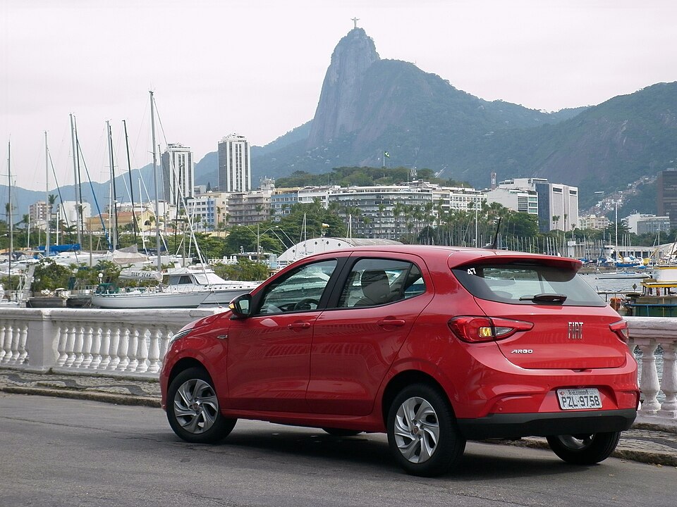 Carro hatch popular vermelho estacionado no Rio de Janeiro